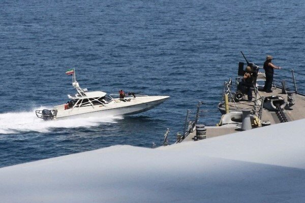 فرمانده مرکزی نیروی دریایی آمریکا مدعی شد: شناورهای ایران به ناوهای جنگی آمریکا نزدیک شدند