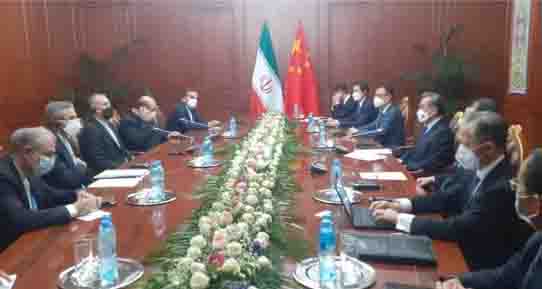 تاکید وزیران خارجه ایران و چین بر پیشبرد روابط بر اساس موافقتنامه همکاری‌های ۲۵ ساله